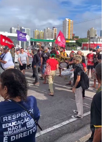 VÍDEO: Servidores da UFRN fecham marginal da BR-101 durante protesto