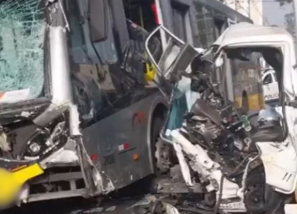 Vítimas sofrem fraturas múltiplas após caminhão bater em ônibus