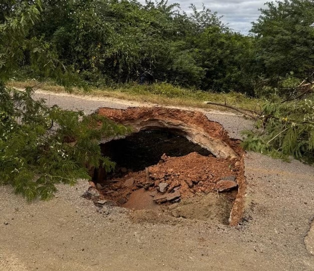 Cratera causa interdição da RN-177 e deixa município isolado no Oeste Potiguar