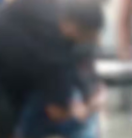 Aluno dá 'mata-leão' em professor na sala de aula; veja vídeo