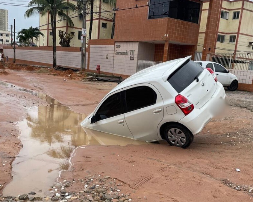 VÍDEO: Carro afunda em rua de Neópolis