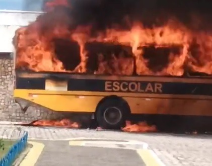 VÍDEO: Ônibus escolar fica destruído após incêndio no interior do RN