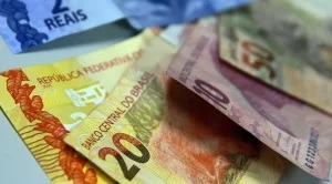 Peso argentino ultrapassa real, e Brasil tem pior moeda entre emergentes em 2024