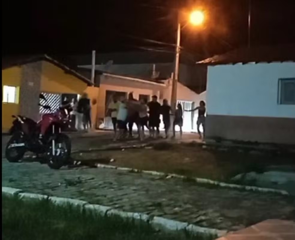 VÍDEO: Prefeito troca socos com outras pessoas durante briga no meio da rua em cidade do RN