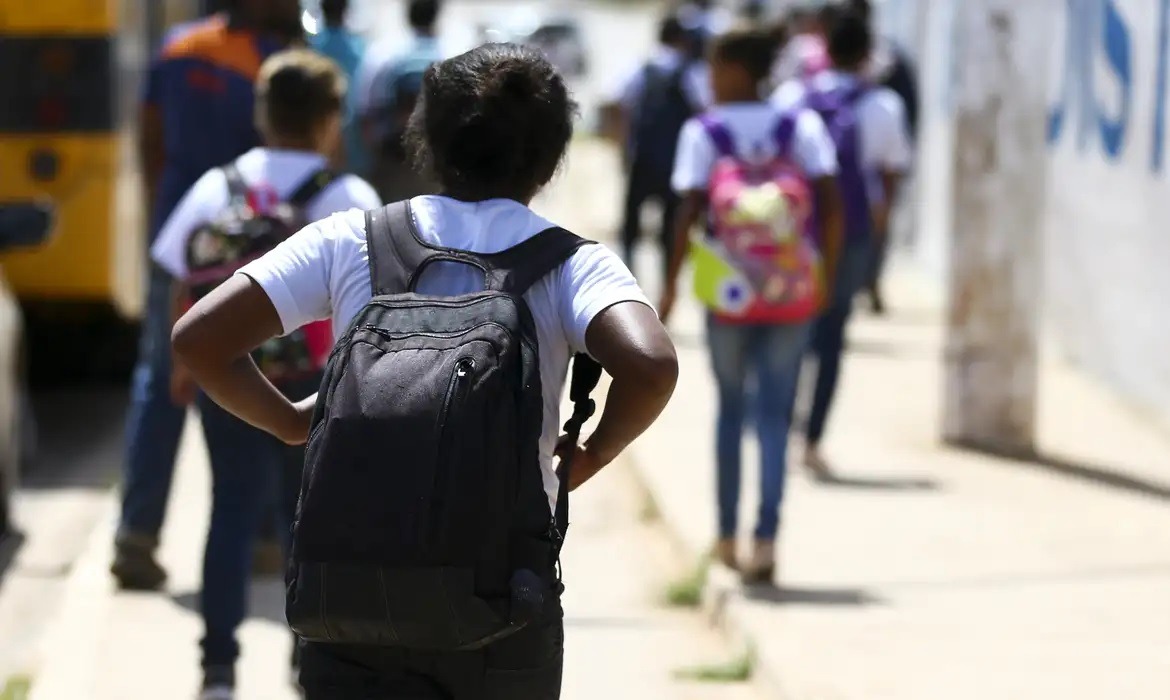 Comissão do Senado aprova texto da reforma do ensino médio
