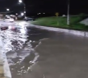 VÍDEO: Lagoa de Extremoz transborda devido as fortes chuvas; assista