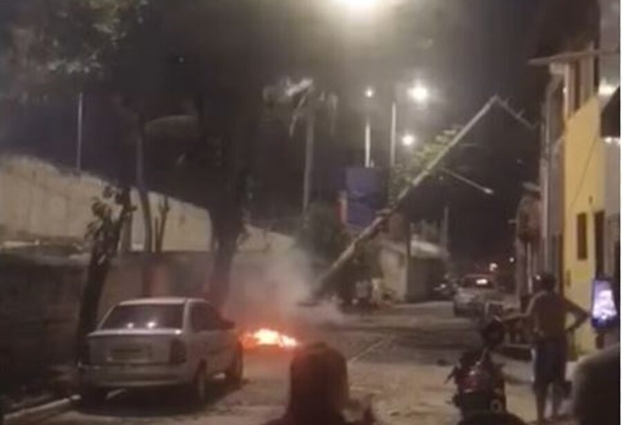 VÍDEO: Fogueira de São João derrete base, e poste cai em Santos Reis, em Natal