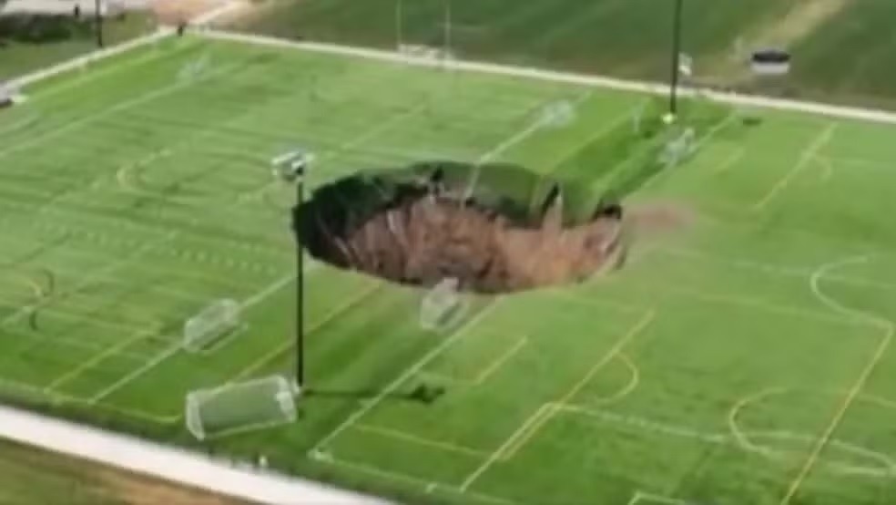 Cratera gigante se abre no meio de campo de futebol 
