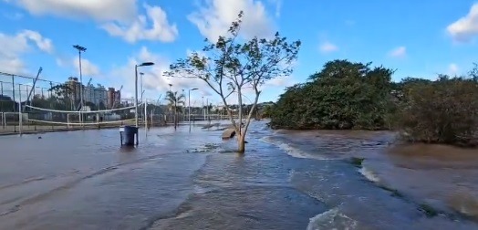 VÍDEO: Guaíba transborda e orla de Porto Alegre é invadida pela água