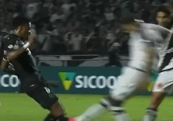 Tchê Tchê leva seis pontos na perna, e Botafogo se revolta com arbitragem