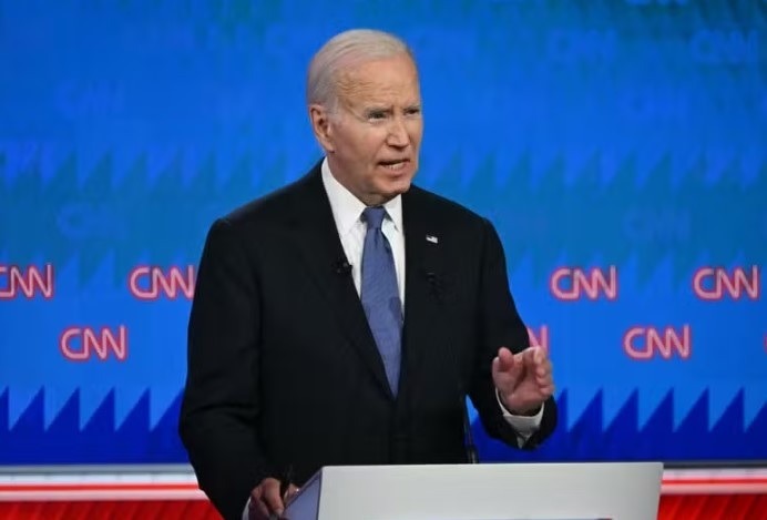 Campanha de Biden reafirma que ele será candidato e alega que retirada ‘levaria a semanas de caos’