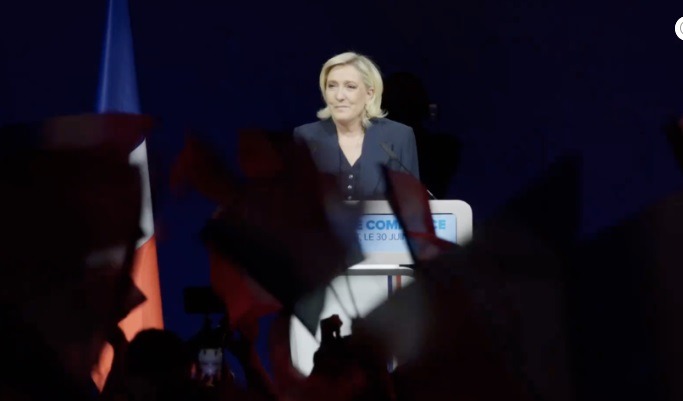 Aposta de Macron dá errado e direita vence eleições na França