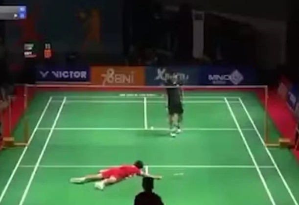 VÍDEO: Jogador de badminton de 17 anos morre após desmaiar em partida
