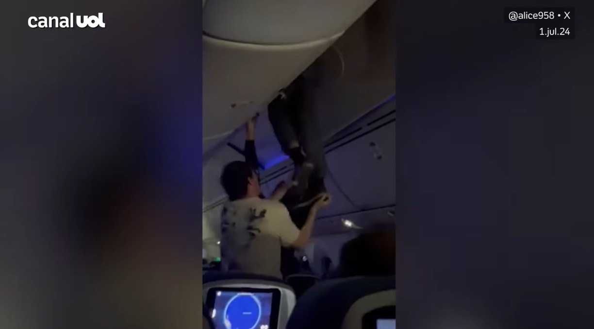 VÍDEO: Passageiro é resgatado do teto após turbulência em voo internacional