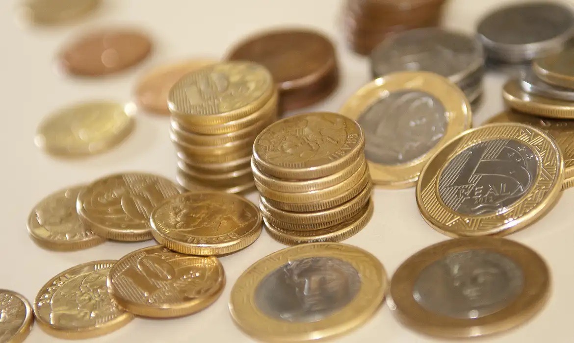 Real é a 5ª moeda que mais desvalorizou no mundo em 2024