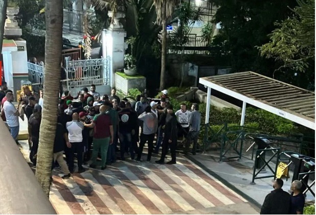 VÍDEO: Torcedores do Fluminense invadem sede do clube em protesto