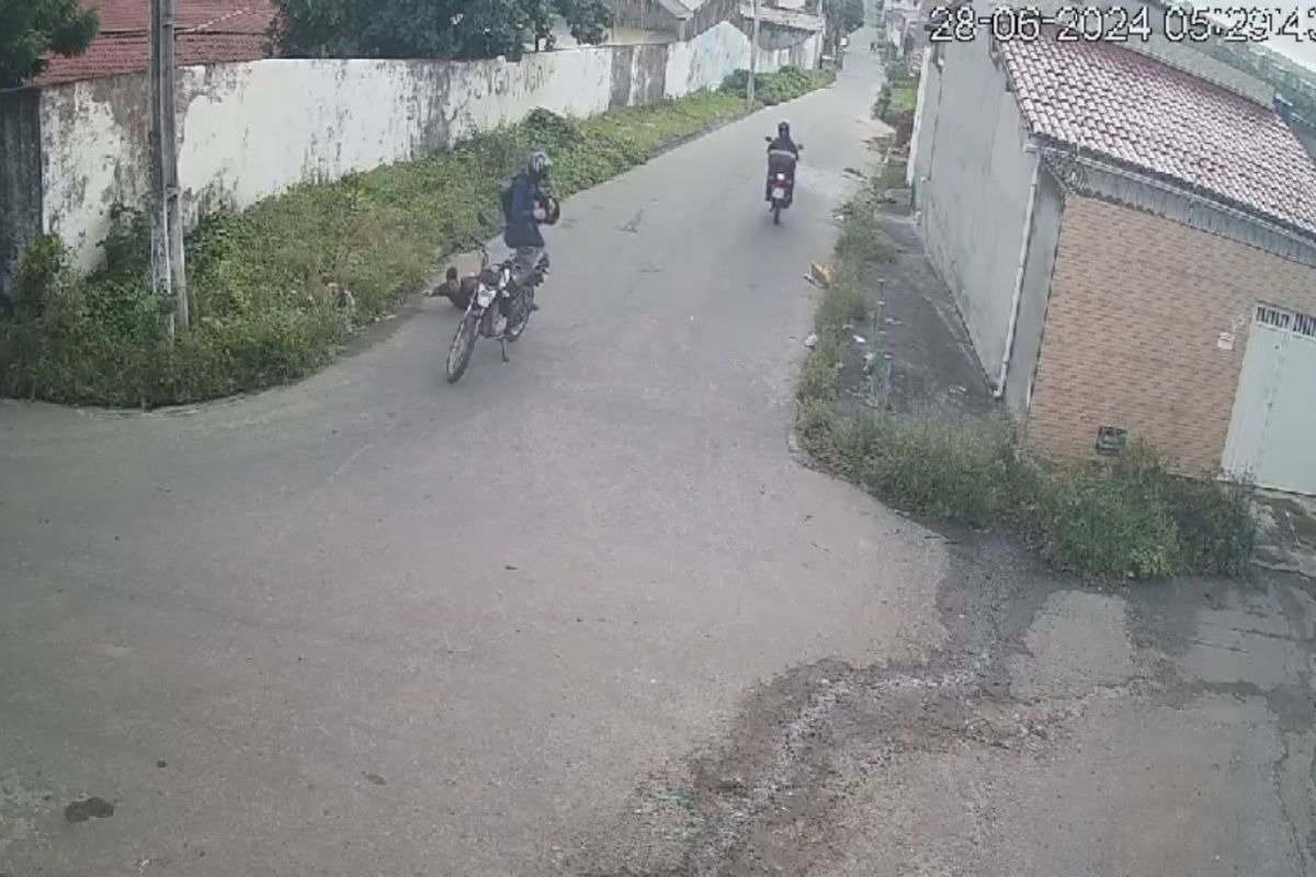 VÍDEO: Homem armado rende motociclista e rouba moto na Zona Norte de Natal