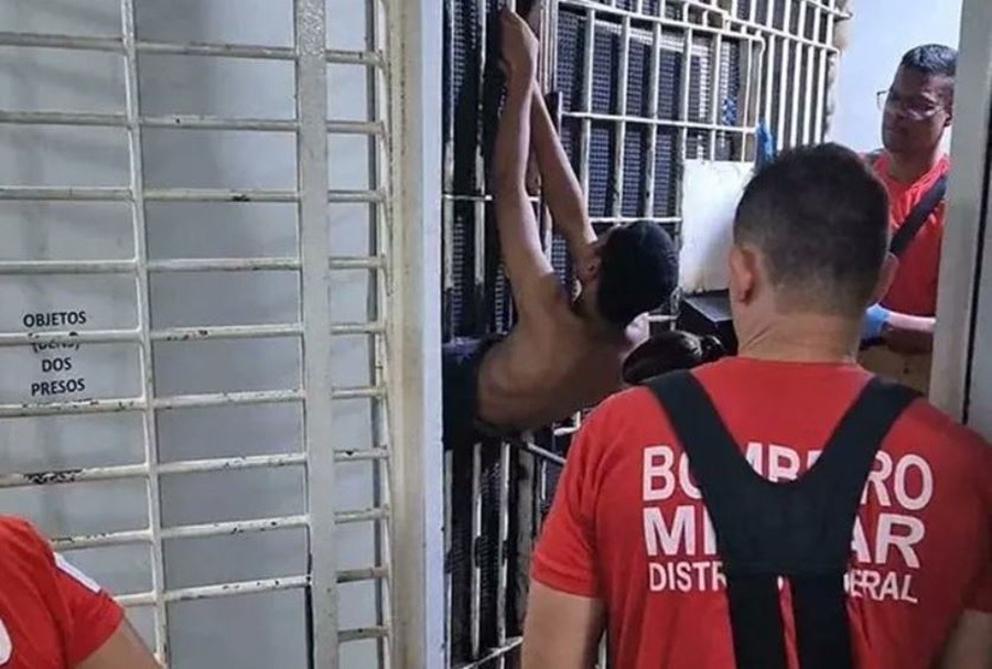 VÍDEO: Homem fica preso em grade de cela após tentar fugir de delegacia