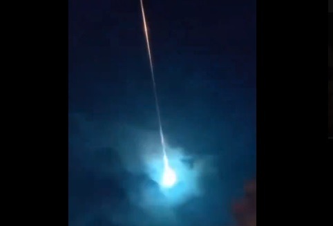 VÍDEO: Passagem de meteoro clareia céu e “noite vira dia” no Nordeste