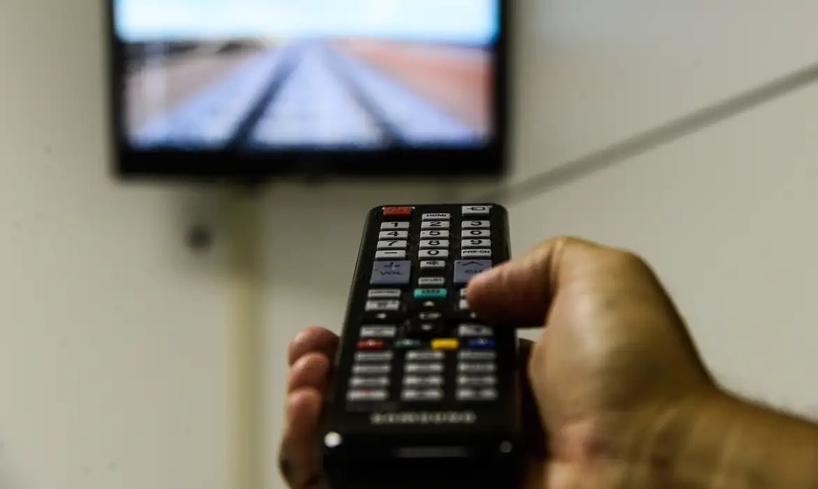 Retire da tomada imediatamente após uso destes dispositivos; confira