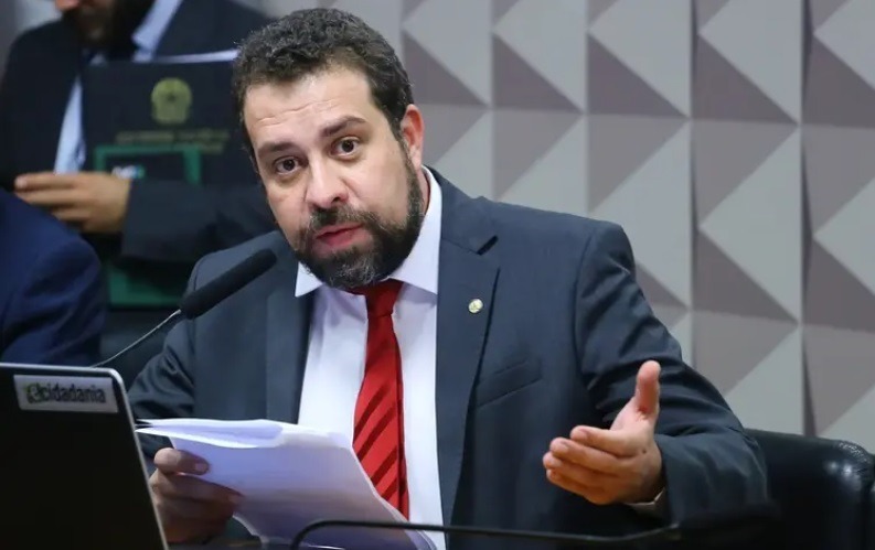 Boulos apaga vídeo com hino nacional em linguagem neutra após polêmica