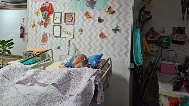Ela mora há 16 anos no hospital: quando o leito é a única casa de pacientes