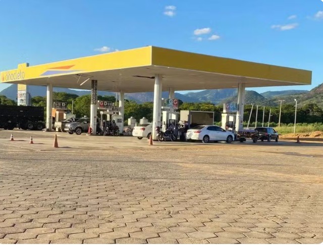 Pai esquece filhas de 6 e 10 anos em posto de gasolina e retorna 40 km para buscá-las 