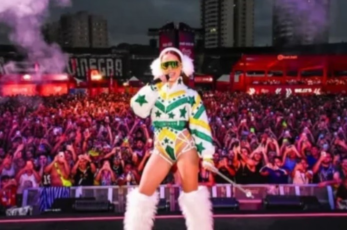 VÍDEO: Anitta se irrita durante show e arremessa microfones no chão