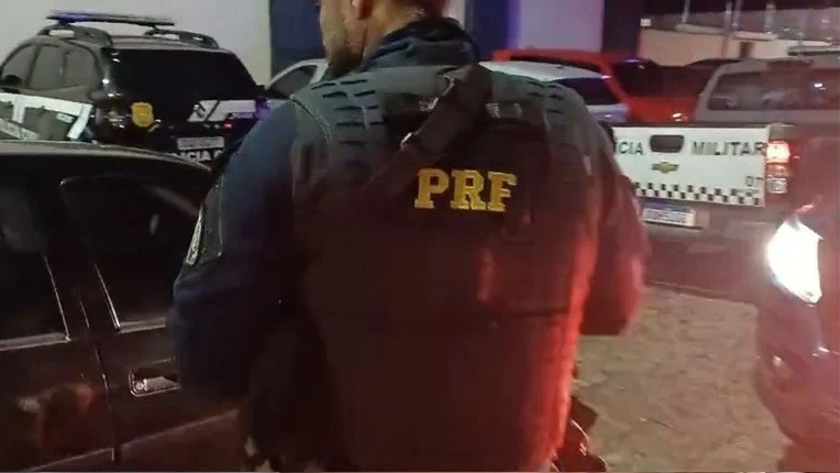 PRF recupera veículo roubado e prende homem na BR-101, em Natal