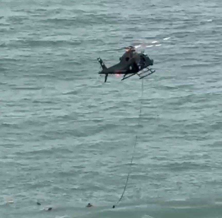 VÍDEO: Veja momento em que helicóptero dos bombeiros resgata banhista na praia de Areia Preta