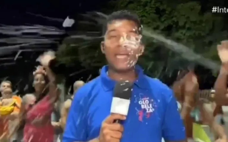 Repórter de afiliada da Globo tem celular furtado ao vivo durante transmissão de Carnaval