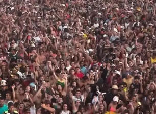 Multidão lota Polo Redinha no domingo de Carnaval em Natal; veja vídeo