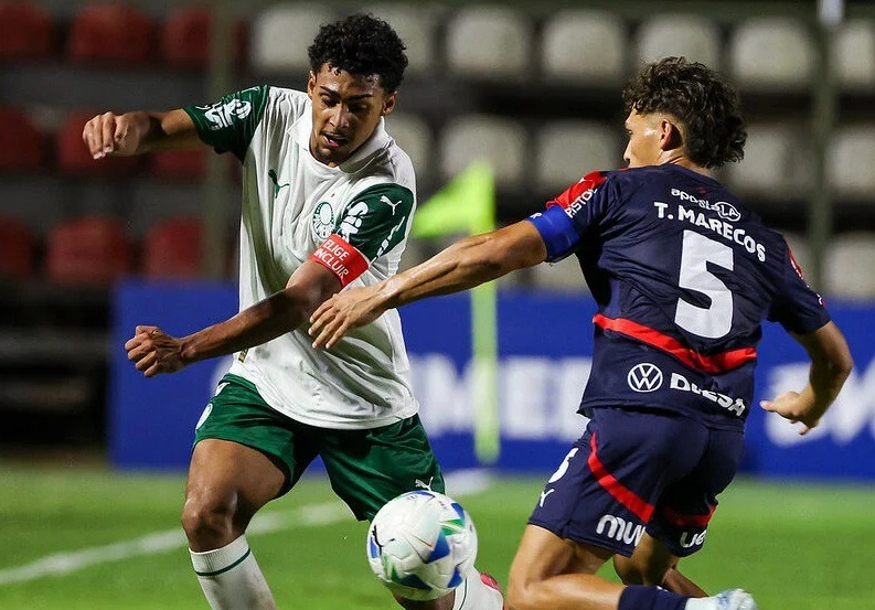 [VÍDEO] Jogador do Palmeiras é vítima de racismo, chora em campo e cobra Conmebol: ‘Não fará nada?’