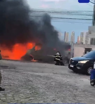 VÍDEO: Van fica destruída após incêndio em Lagoa Nova