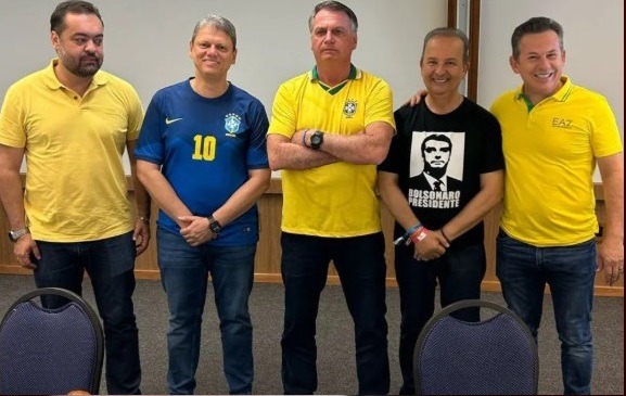  VÍDEO: Ato por anistia com Bolsonaro e governadores reúne manifestantes em Copacabana, no Rio