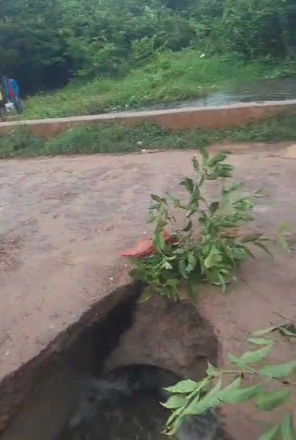 VÍDEO: Cratera se abre e ameaça desabamento de ponte em Macaíba