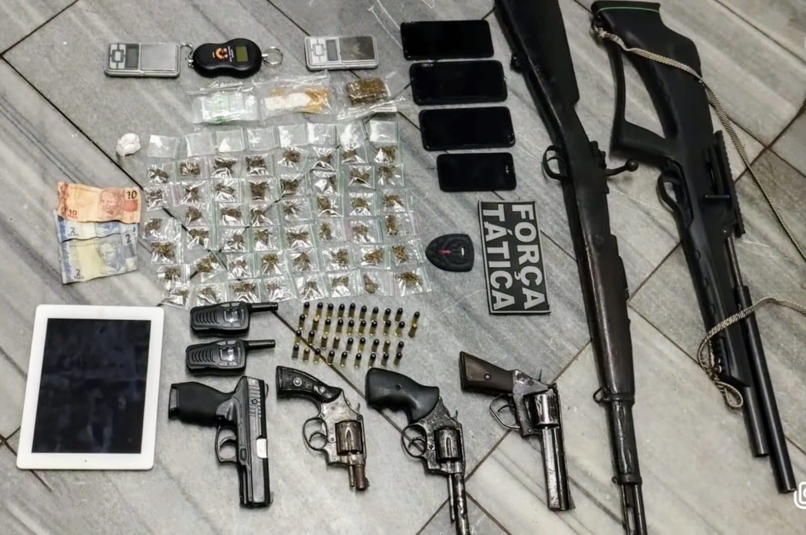 PM apreende fuzil 7.62 com adolescentes na zona Oeste de Natal; criança de 9 anos diz que é de facção