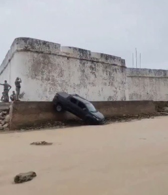 VÍDEO: Carro aparece "pendurado" na lateral do Forte dos Reis Magos e chama atenção da população; ASSISTA 
