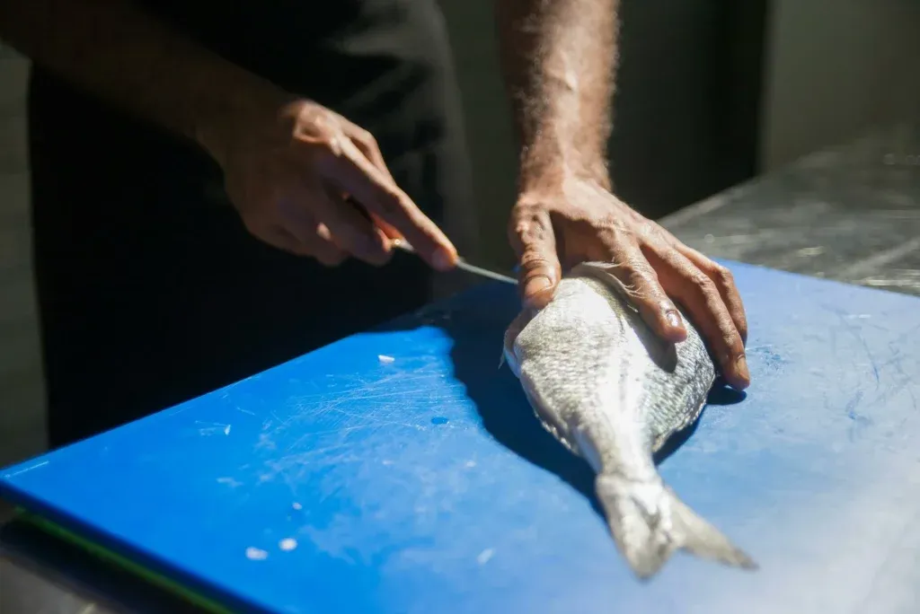 Vigilância sobe para 9 o número de pessoas que apresentaram sintomas após comer peixe em restaurante de Natal