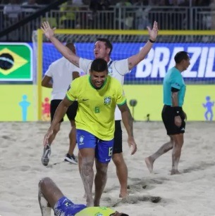 Brasil vence Portugal de virada e vai à final da Copa de futebol de areia