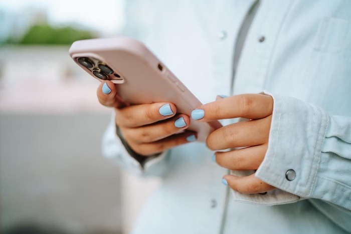 Em 1 mês, governo notifica via WhatsApp quase 2 mil celulares roubados