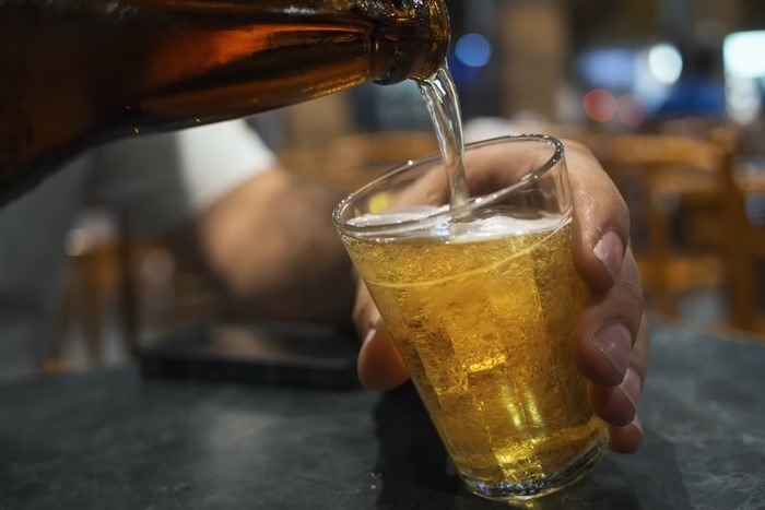 Cerveja pode afetar a próstata? Médico alerta para riscos silenciosos