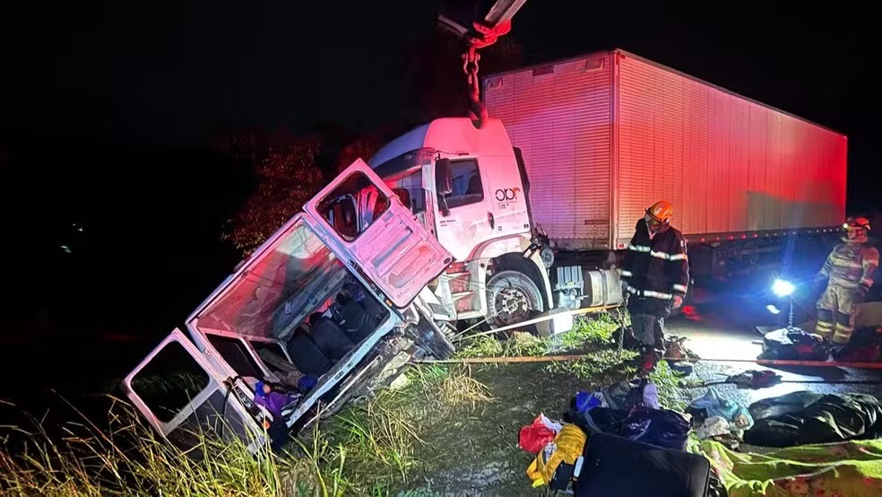 Batida entre carreta e micro-ônibus deixa 9 mortos e 10 feridos em MG