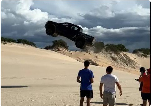 VÍDEO: Caminhonete salta sobre duna e quase provoca grave acidente; assista