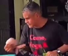 Homem chuta bebê reborn e causa revolta de usuários: "Violência infantil"