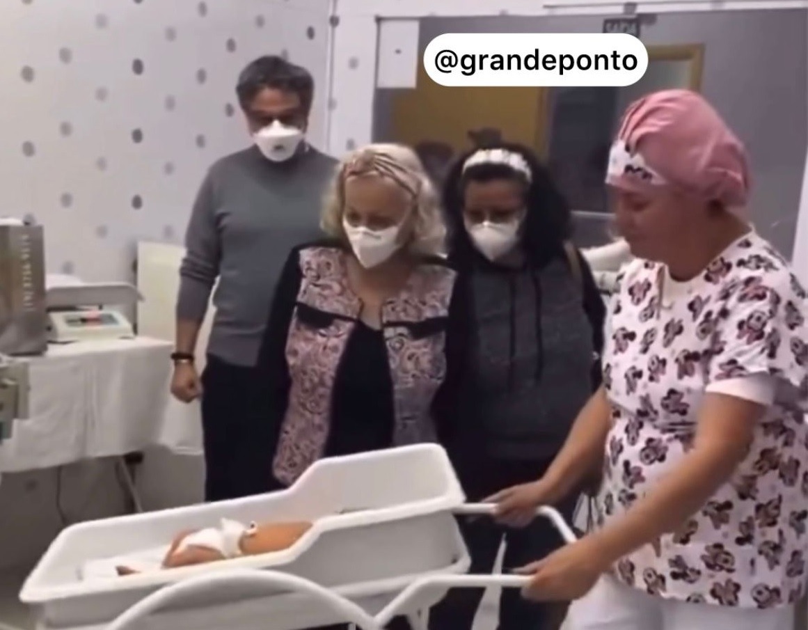 Vídeo: Família usa máscaras para conhecer bebê reborn em maternidade e choca internautas