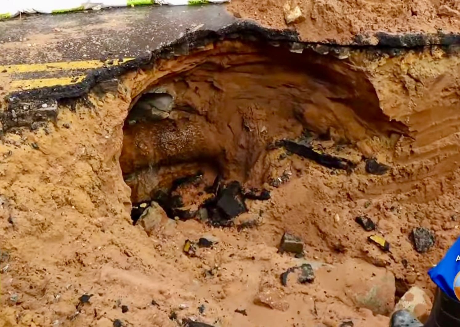 Enorme cratera se forma na avenida Pompeia, em Natal