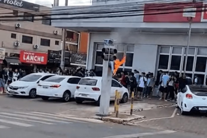 Aluna assediada no DF expõe professor durante palestra lotada