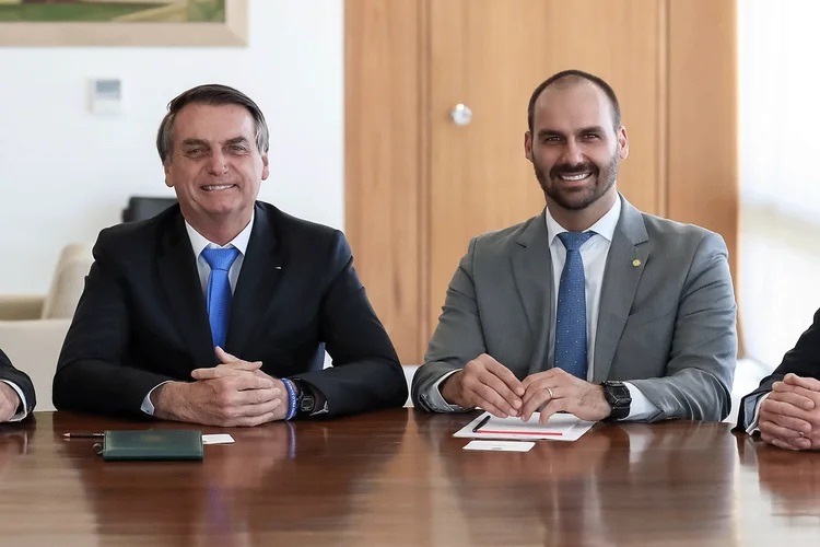 Moraes manda PF ouvir Bolsonaro em inquérito que investiga Eduardo