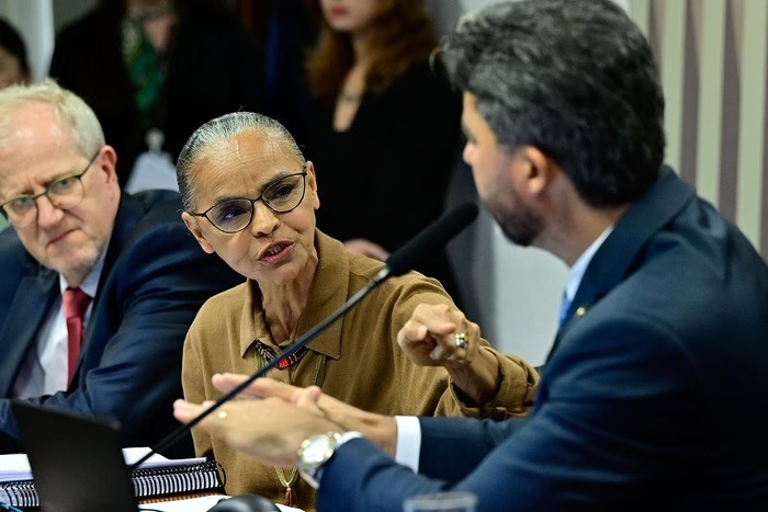 VÍDEO: Veja momento em que Marina Silva se retira de comissão após discutir com senador